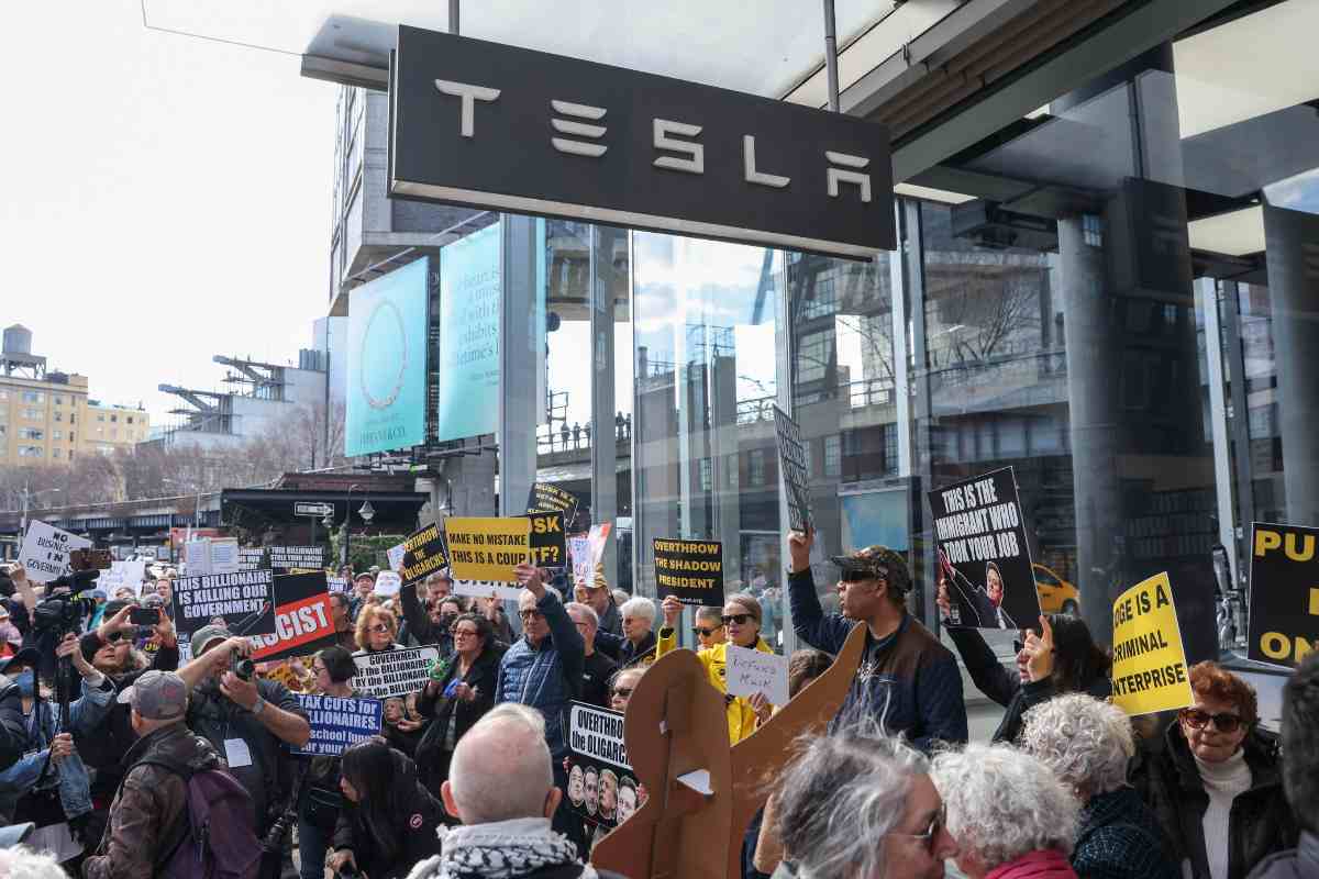 Tesla, impazza la protesta contro Elon Musk